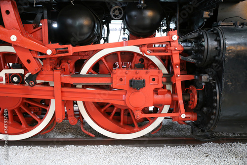 Wheels set for the propulsion of a steam locomotive. Spoke wheel, driving wheel and dome rod