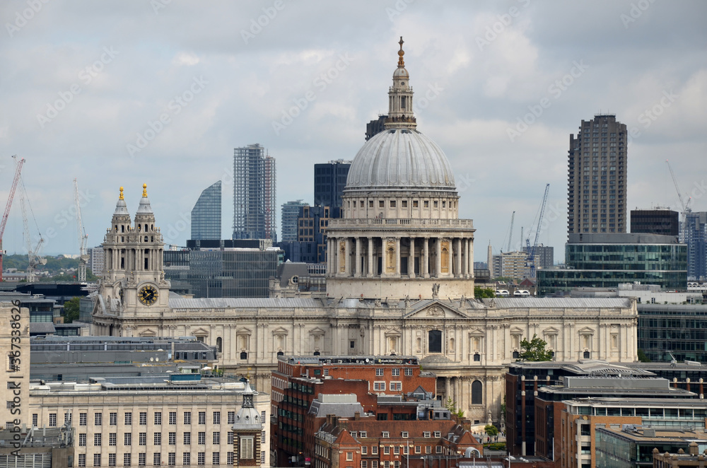 Fototapeta premium Panoramic view on the city. St Paul's Cathedral and skyscrapers. London, Great Britain.