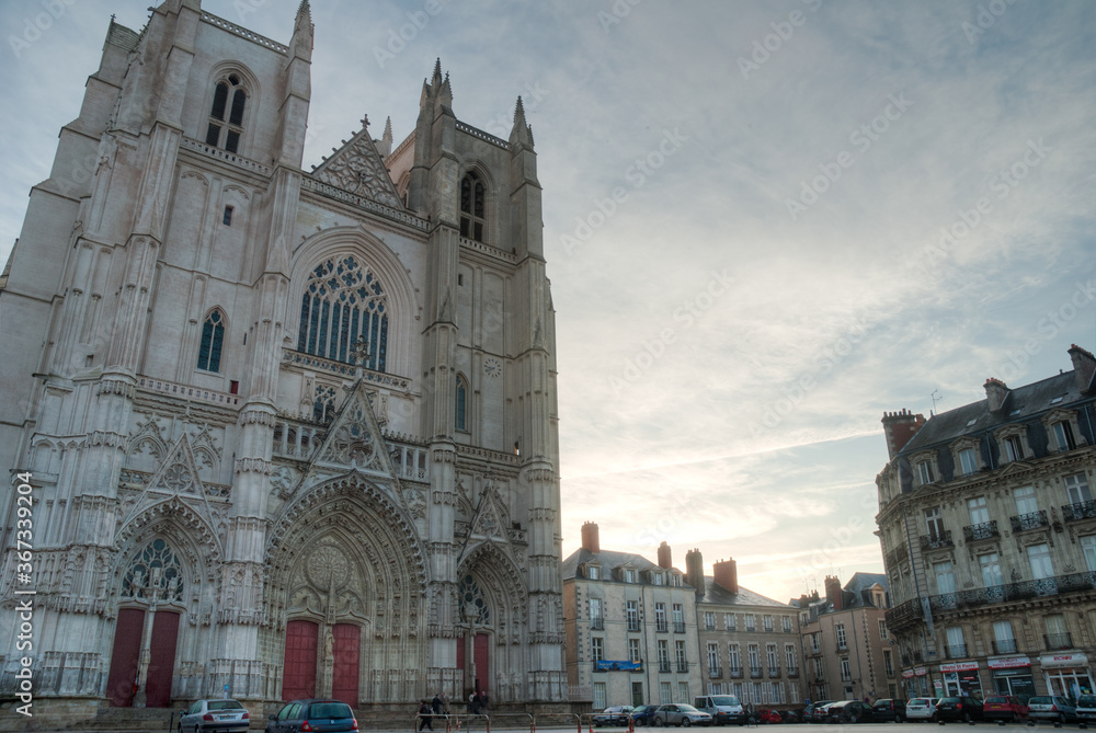 Fototapeta premium extérieure gothique de la cathédrale Saint-Pierre-et-Saint-Paul de Nantes en Loire Atlantique