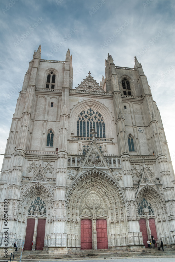 extérieure gothique de la cathédrale Saint-Pierre-et-Saint-Paul de Nantes en Loire Atlantique