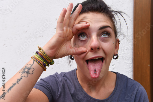 faccia simpatica sguardo ragazza pazza linguaccia lingua piercing  photo