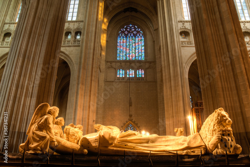tombe à l'intérieure gothique de la cathédrale Saint-Pierre-et-Saint-Paul de Nantes en Loire Atlantique