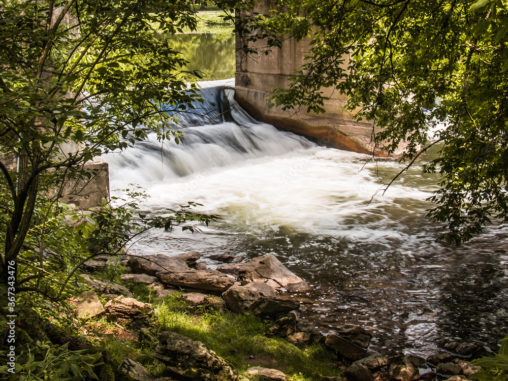 Φωτογραφία Water streams through a spillway at Gring's Mill park in Berks County, PA
