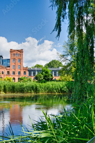 MIASTO ŁÓDŹ, KSIĘŻY MŁYN. POFABRYCZNA ARCHITEKTURA. ZREWITALIZOWANE BUDYNKI.