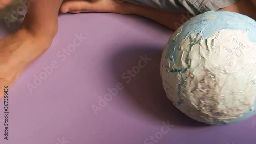 Un bambino gioca con una palla magica. Globo. Rallentatore photo