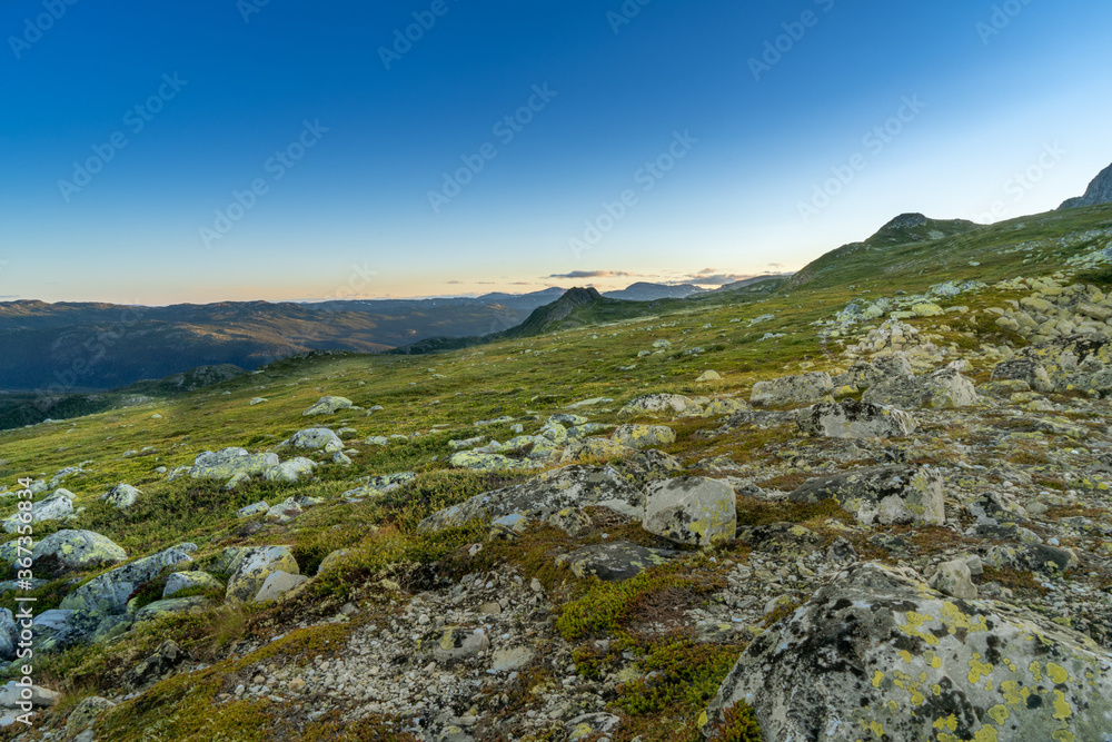 Widok na Góry Skandynawskie w pobliżu szczytu górskiego Gaustatoppen Widok na Góry Skandynawskie w pobliżu szczytu górskiego Gaustatoppen