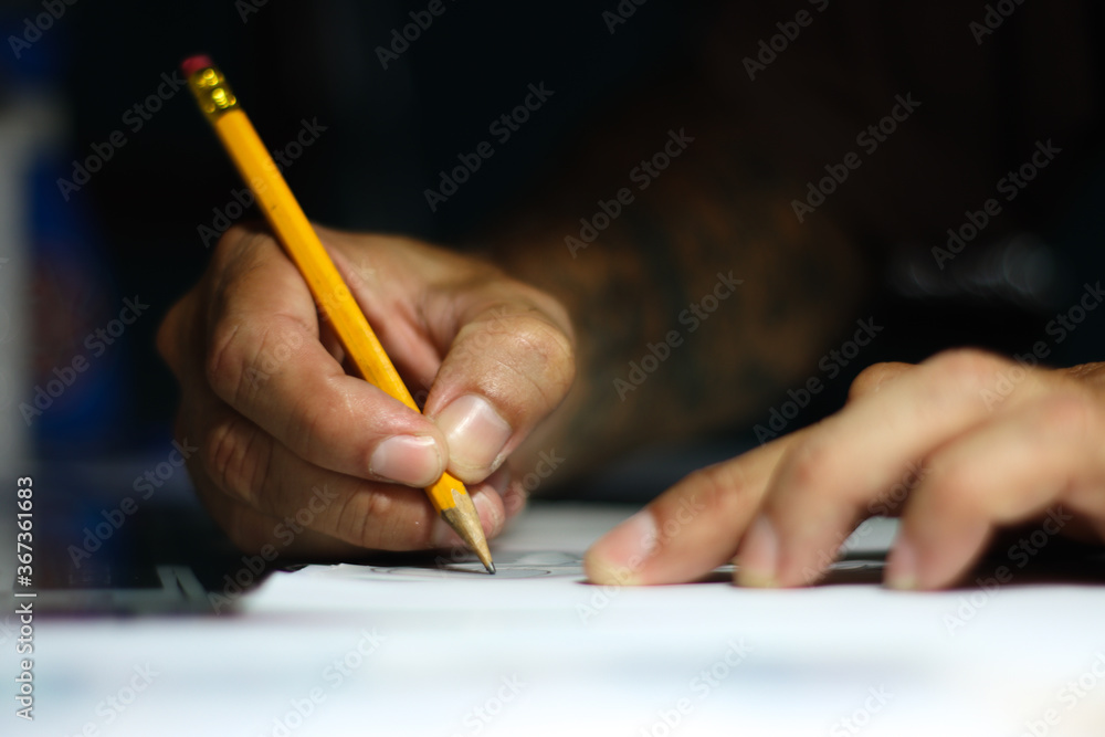 Dibujando boceto a mano con lápiz foto de Stock | Adobe Stock