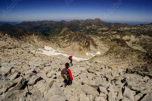 Ascenso al pico Néouvielle, 3091 metros,  Parque Natural de Neouvielle, Pirineo francés, Bigorre, Francia. photo