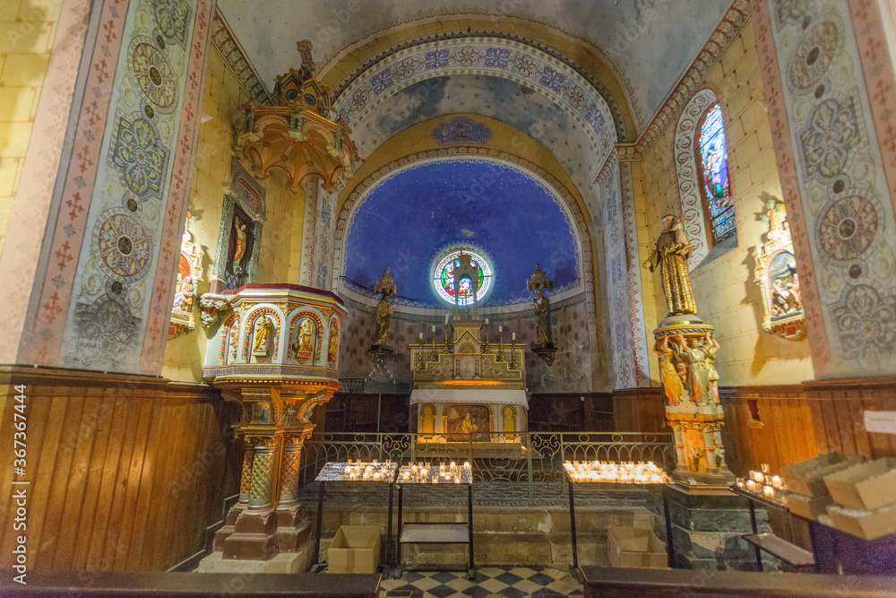 Fototapeta premium iglesia de Sainte-Marie-Madeleine, Rennes-le-Chateau, departamento del Aude, Languedoc-Roussillon,Francia, europa