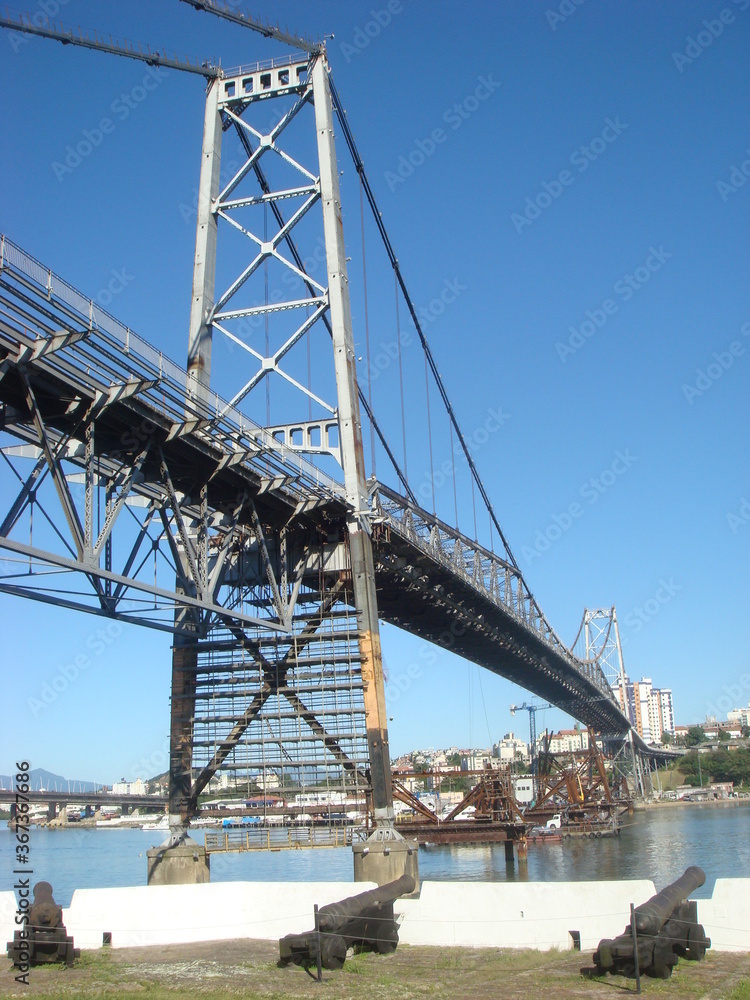 Naklejka premium bridge over the sea