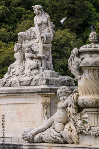 Jardines de la Fontaine, Nimes, capital del departamento de Gard,Francia, Europa © Tolo
