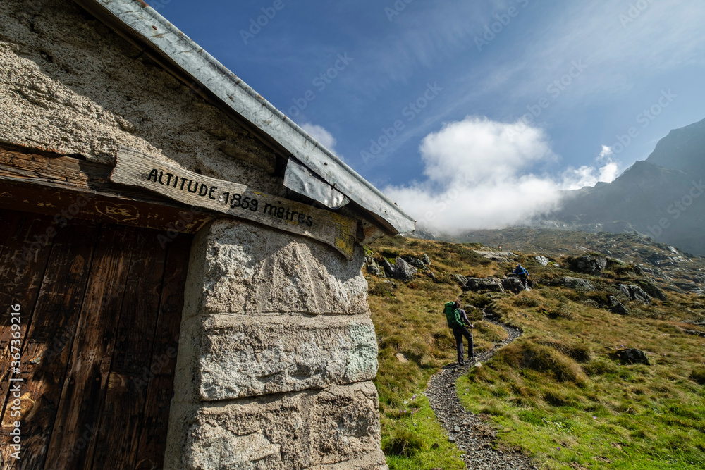 cabaña de Caoussis, valle de Valier -Riberot-, Parque Natural Regional de los Pirineos de Ariège, cordillera de los Pirineos, Francia cabaña de Caoussis, valle de Valier -Riberot-, Parque Natural Regional de los Pirineos de Ariège, cordillera de los Pirineos, Francia