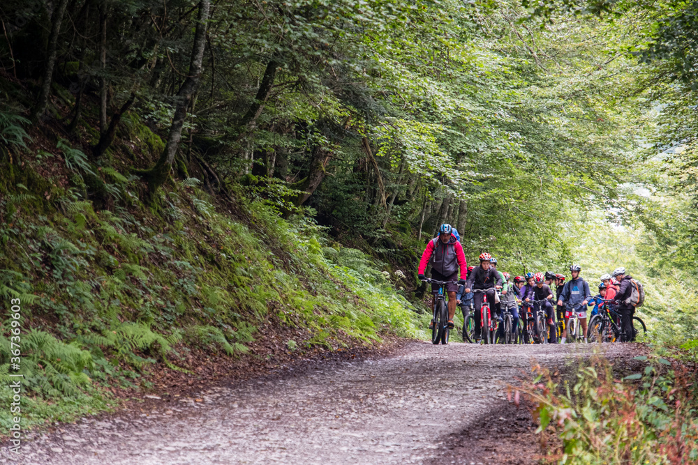 escursion juvenil en bicicleta de montaña, pista de Anapia a prados de Sanchese, trekking de las Golondrinas, Lescun, región de Aquitania, departamento de Pirineos Atlánticos, Francia