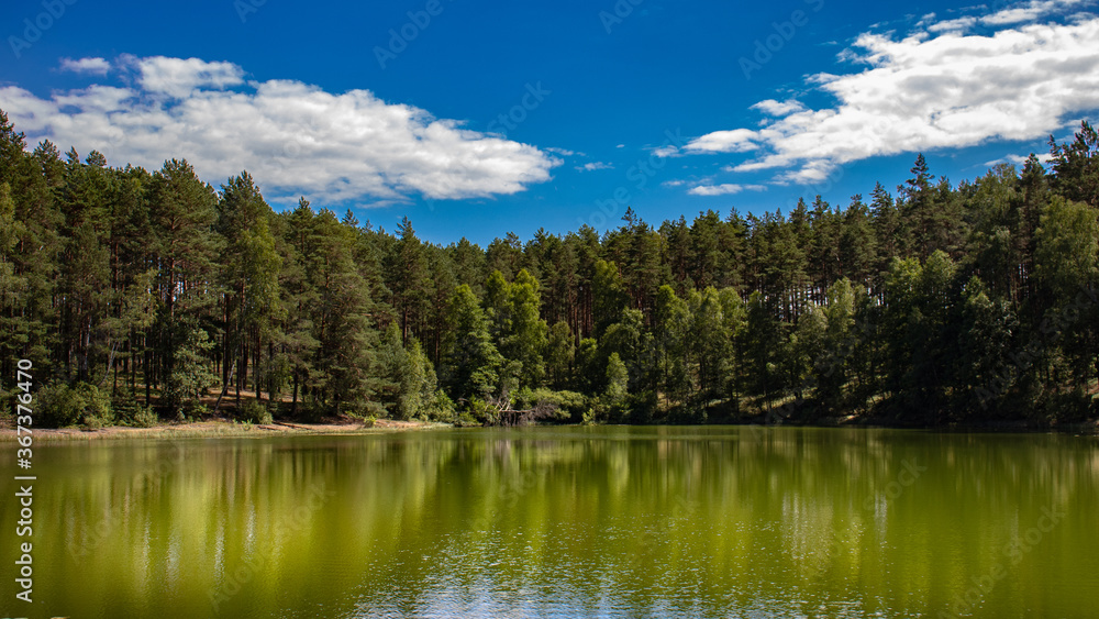 Przepiękne jezioro Gimek wśród mazurskich lasów. 