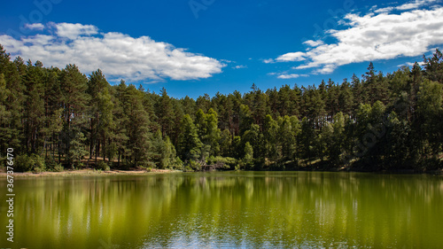 Fototapeta Naklejka Na Ścianę i Meble -  Przepiękne jezioro Gimek wśród mazurskich lasów. 