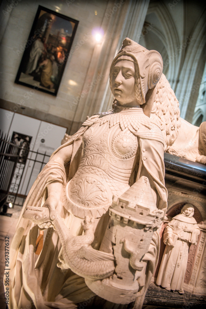 Fototapeta premium Détail de sculpture à l'intérieure gothique de la cathédrale Saint-Pierre-et-Saint-Paul de Nantes en Loire Atlantique