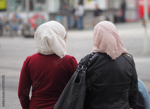 Integration - zwei Frauen mit Kopftuch unterwegs in der Stadt	 photo