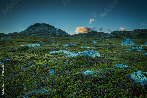 Widok na Góry Skandynawskie w pobliżu szczytu górskiego Gaustatoppen
