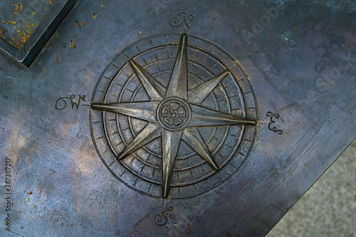 Obraz na płótnie Metallic compass of our world w salonie