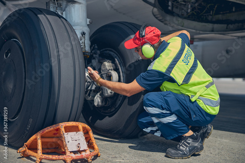 Canvastavla Focused professional male technician checking the undercarriage