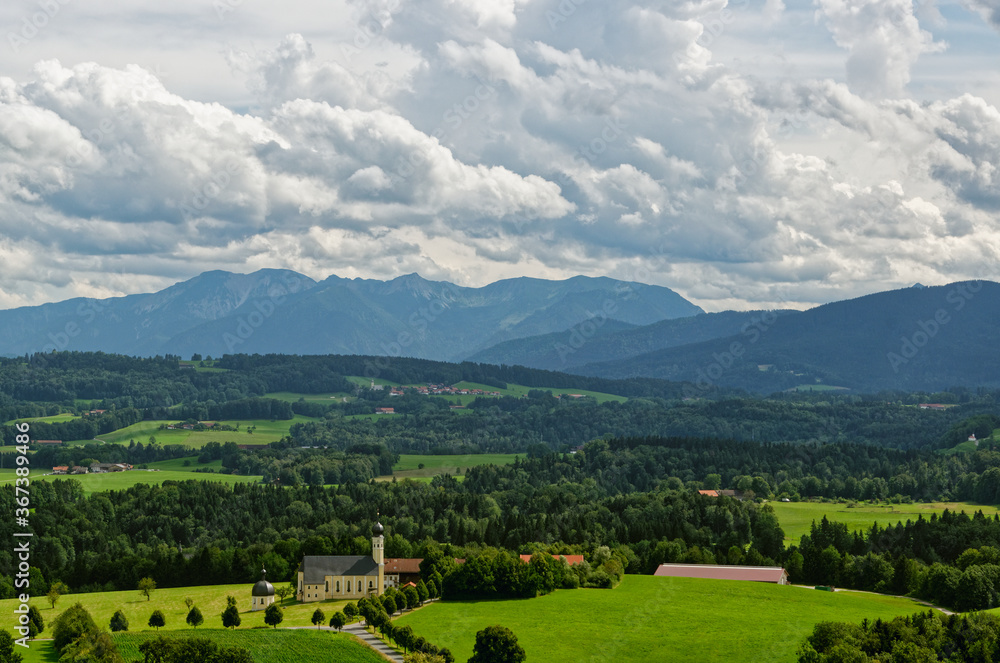 Blick auf das Panorama der bayerischen Alpen, gesehen vom Aussichtspunk am Irschenberg (an der A8)
