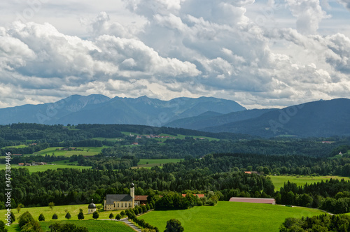 Blick auf das Panorama der bayerischen Alpen, gesehen vom Aussichtspunk am Irschenberg (an der A8)