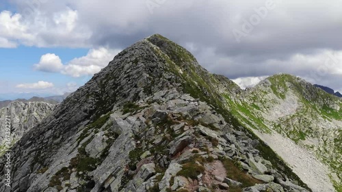 Cresta di montagna con drone photo