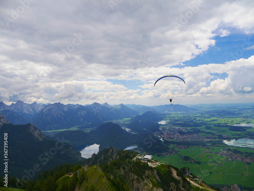 Füssen, Deutschland: Ein Gleitschirmflieger am Rande der allgäuer Alpen