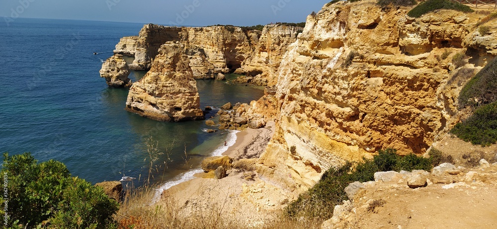 Grotte a Benagil, spiaggia famosa dell'algarve Grotte a Benagil, spiaggia famosa dell'algarve