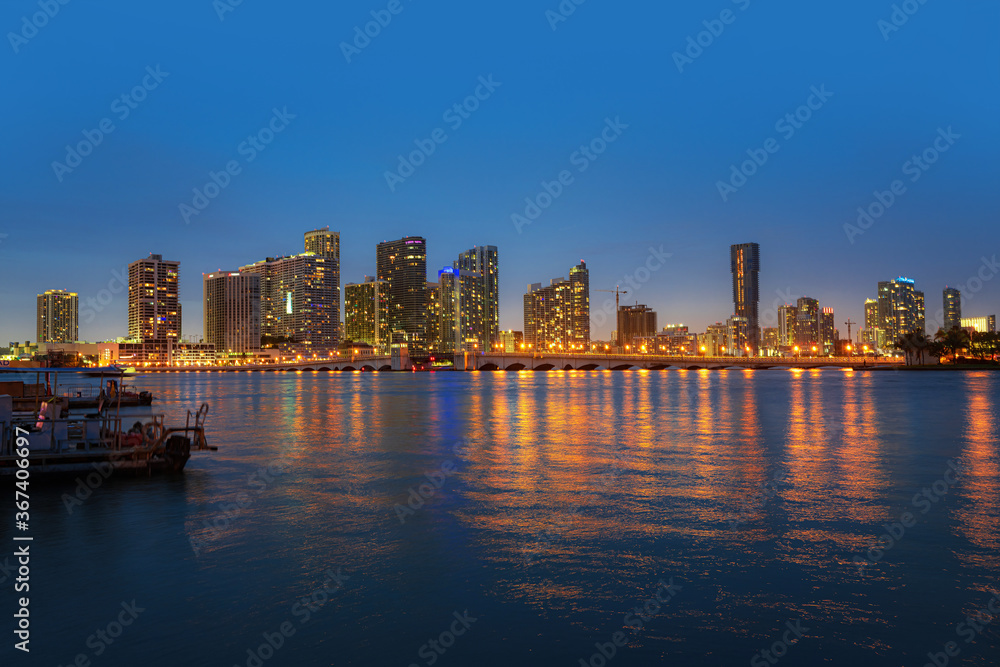 Obraz premium Nocne centrum Miami. Panoramiczny widok na panoramę Miami i wybrzeże.
