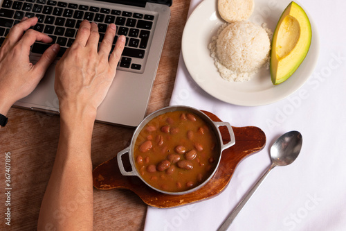 Fotografie Frijoles en mesa de trabajo en casa para almorzar con arroz arepa y aguacate