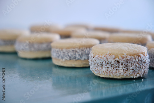 Obraz na plátně Argentine tradition: close-up photo of delicious cornstarch alfajores