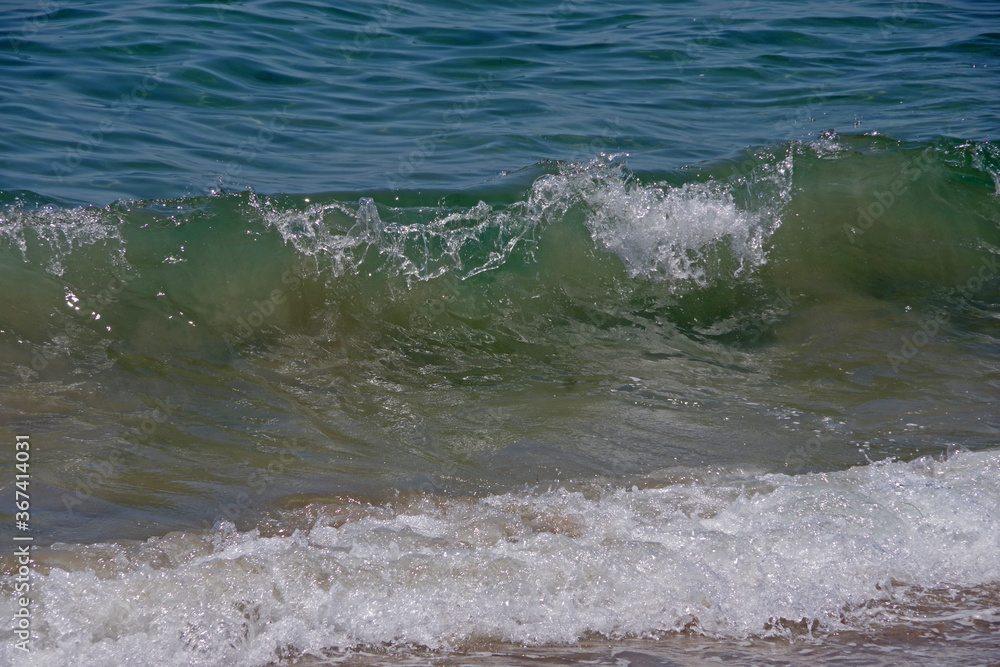 Obraz premium Close-up view of wave water at a Pacific Ocean beach in Santa Barbara, California on a summer day
