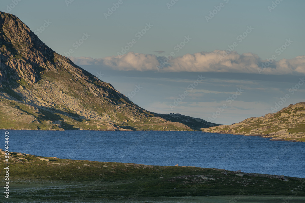 Fototapeta premium Widok na Góry Skandynawskie w pobliżu szczytu górskiego Gaustatoppen