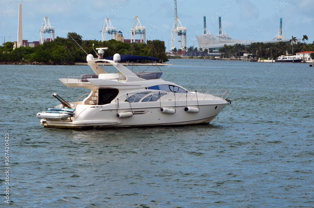 Obraz premium Luxury motor yacht idling off of Monument Island in Miami Beach waiting for a drawbridge to open for boat traffic.