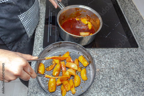 Foto Caramelized apples in a pot in the kitchen
