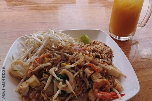 屋台のタイ風焼きそば、”パッタイ”/Pad thai at hawker in Thailand photo