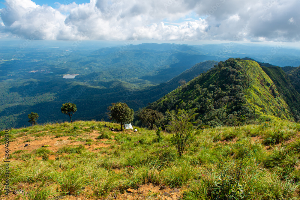 Obraz premium Top view from highest peak of Doi Luang Phayao national park one of the largest national parks in Northern Thailand. Doi Luang is the park's highest peak at 1,694 meters.