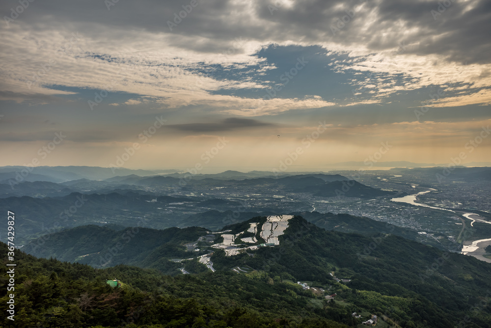 夕暮れ時に龍門山頂から和歌山方面をパラグライダーから空撮