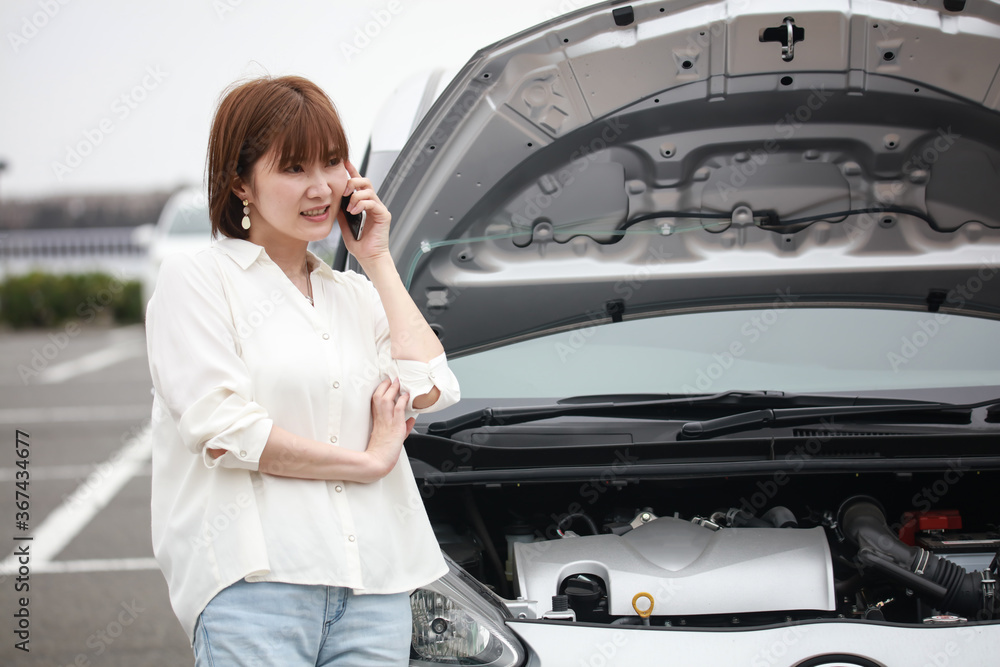 車が故障した女性 車が故障した女性
