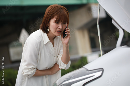 車が故障した女性