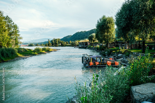 Foto Hovercraft in the river Katun Altai Krai
