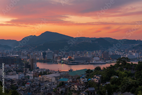 稲佐山中腹から望む長崎市の朝焼け © SHIMA