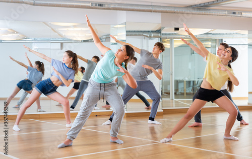 Boys and girls learn to dance modern dances in dance studio