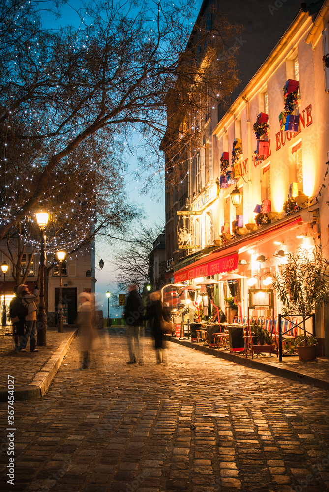 Night scene in Montmartre, Paris