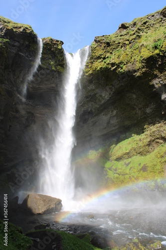 Kvernufoss Wasserfall im Süden Islands nahe des bekannten Skógafoss Wasserfalls in der kleinen Ortschaft Skógar