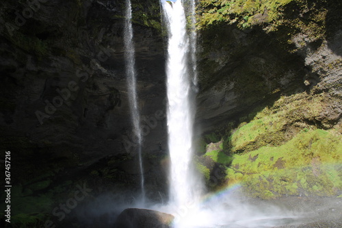 Kvernufoss Wasserfall im Süden Islands nahe des bekannten Skógafoss Wasserfalls in der kleinen Ortschaft Skógar