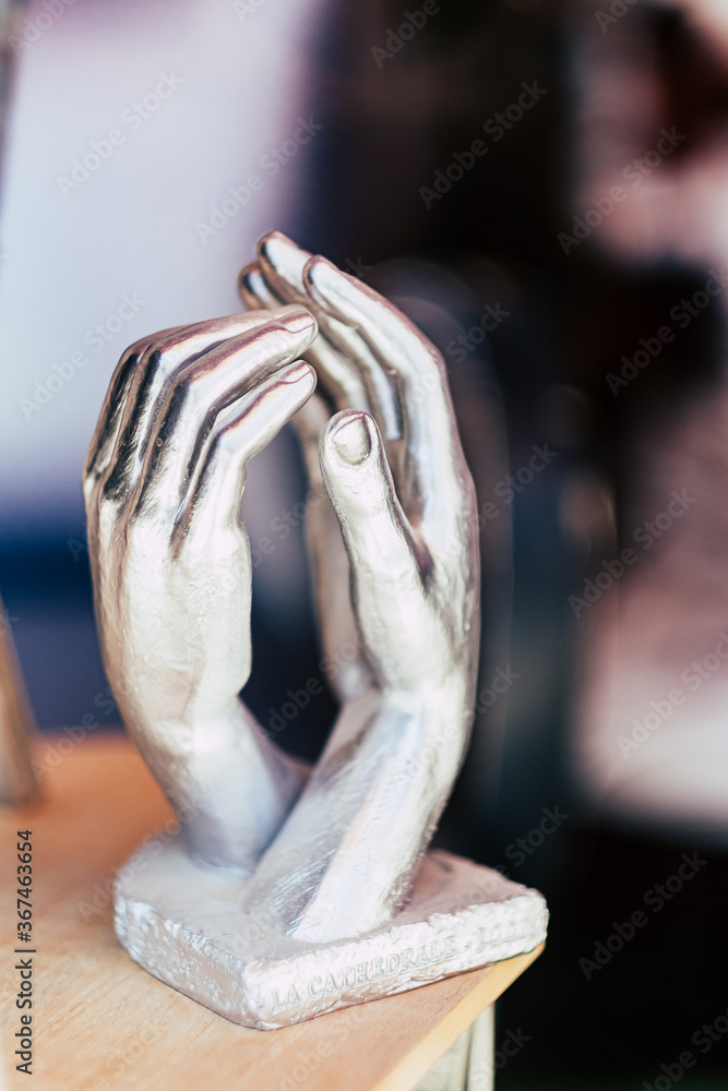 Sculpture de mains entrelacées en décoration d'intérieur