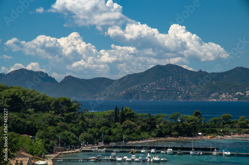 Caletta dell'Isola Margherita su collinette della Costa Azzurra e barche sulla spiaggia. photo