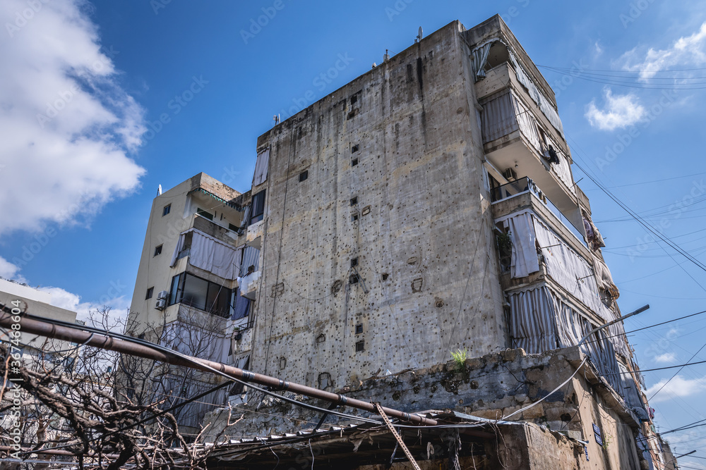 Obraz premium War scars on a residential building in Sin el Fil city, suburbs of Beirut, capital of Lebanon